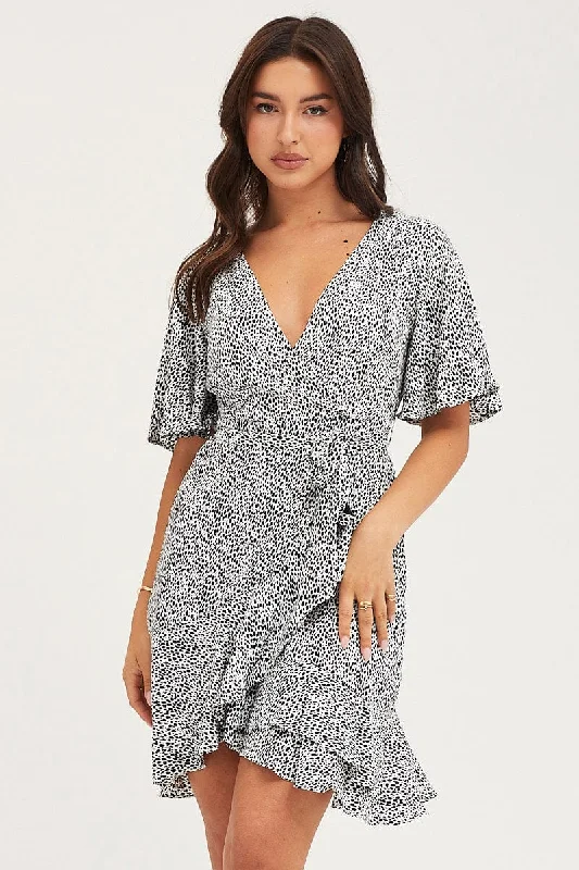 Mini Dresses with Side Seam Detail -Geo Print Skater Dress Short Sleeve Mini